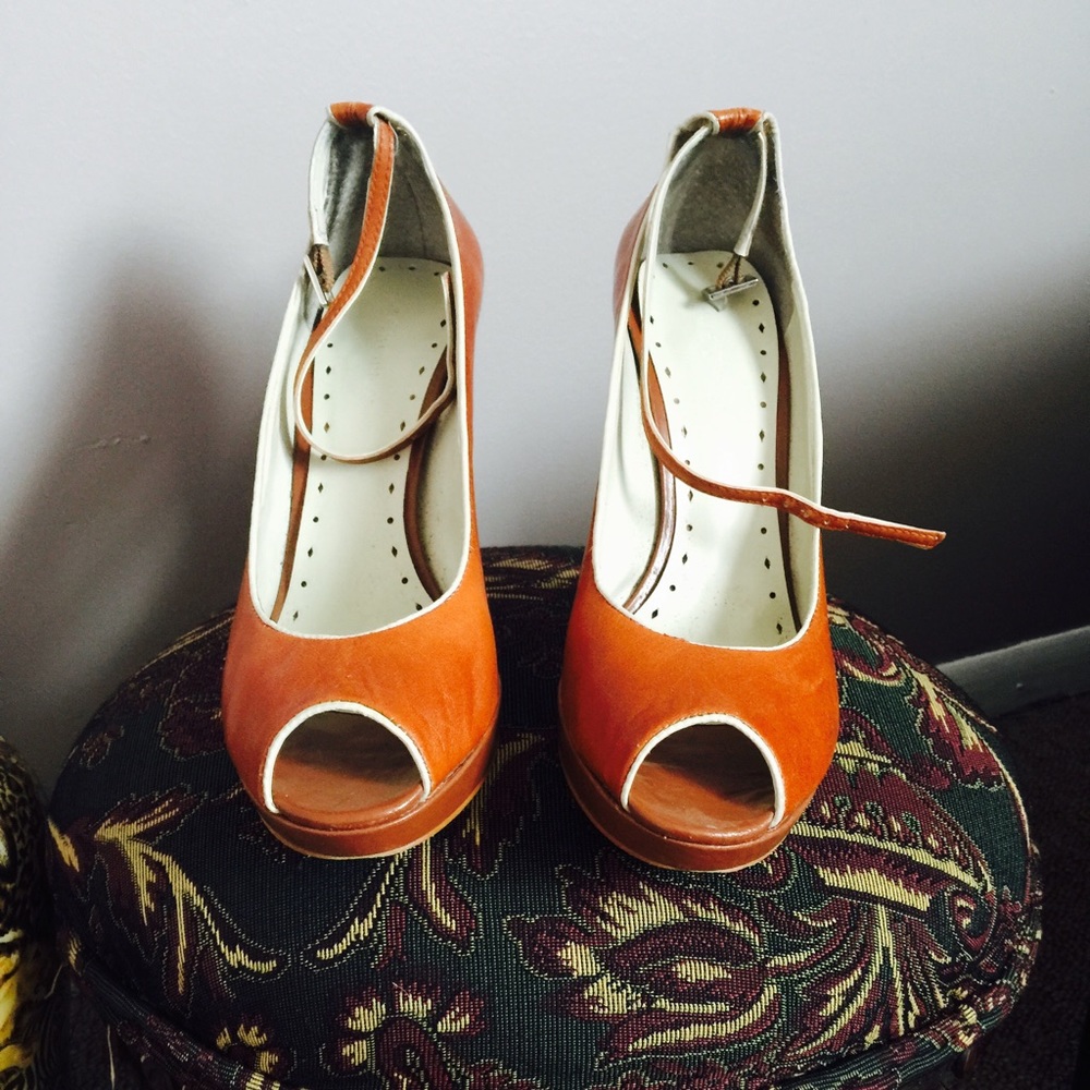 Beautiful Retro Rust color heels with strap around the ankle.